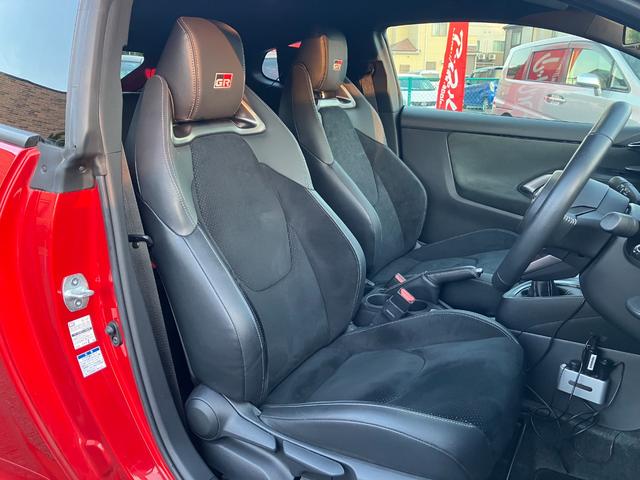 ＧＲヤリス ＲＺ　ハイパフォーマンス　ファースト　エディション　走行８５００キロ台　モリゾーサイン入りフロントガラス　マーブル柄カーボンルーフ　クスコＦタワーバー　ＨＫＳ左右出しマフラー　セーフティセンス　ＬＥＤヘッド　純正ナビ　バックカメラ　前後ドラレコ　ＥＴＣ（6枚目）