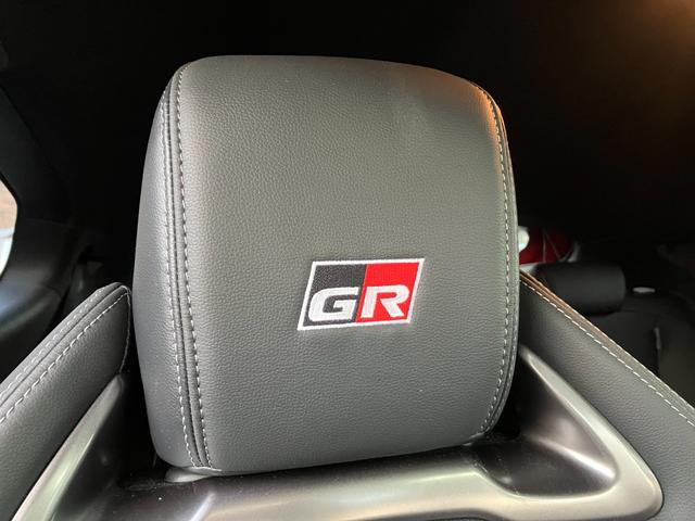 ＧＲヤリス ＲＺ　ハイパフォーマンス　ファースト　エディション　走行８５００キロ台　モリゾーサイン入りフロントガラス　マーブル柄カーボンルーフ　クスコＦタワーバー　ＨＫＳ左右出しマフラー　セーフティセンス　ＬＥＤヘッド　純正ナビ　バックカメラ　前後ドラレコ　ＥＴＣ（15枚目）