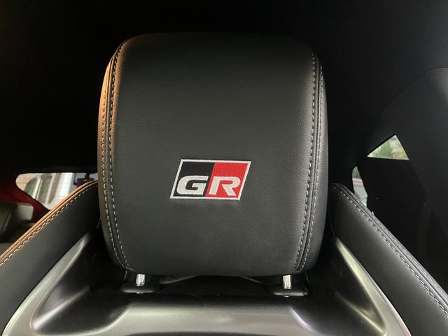 ＧＲヤリス ＲＺ　ハイパフォーマンス　ファースト　エディション　走行８５００キロ台　モリゾーサイン入りフロントガラス　マーブル柄カーボンルーフ　クスコＦタワーバー　ＨＫＳ左右出しマフラー　セーフティセンス　ＬＥＤヘッド　純正ナビ　バックカメラ　前後ドラレコ　ＥＴＣ（16枚目）