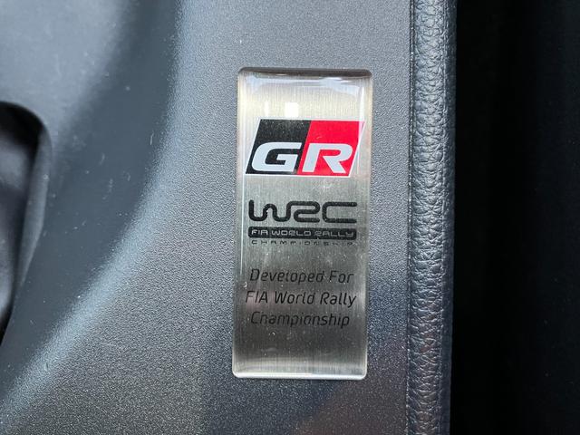 ＧＲヤリス ＲＺ　ハイパフォーマンス　ファースト　エディション　走行８５００キロ台　モリゾーサイン入りフロントガラス　マーブル柄カーボンルーフ　クスコＦタワーバー　ＨＫＳ左右出しマフラー　セーフティセンス　ＬＥＤヘッド　純正ナビ　バックカメラ　前後ドラレコ　ＥＴＣ（31枚目）