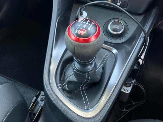 ＧＲヤリス ＲＺ　ハイパフォーマンス　ファースト　エディション　走行８５００キロ台　モリゾーサイン入りフロントガラス　マーブル柄カーボンルーフ　クスコＦタワーバー　ＨＫＳ左右出しマフラー　セーフティセンス　ＬＥＤヘッド　純正ナビ　バックカメラ　前後ドラレコ　ＥＴＣ（34枚目）