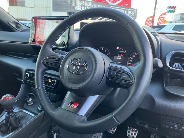 ＧＲヤリス ＲＺ　ハイパフォーマンス　ファースト　エディション　走行８５００キロ台　モリゾーサイン入りフロントガラス　マーブル柄カーボンルーフ　クスコＦタワーバー　ＨＫＳ左右出しマフラー　セーフティセンス　ＬＥＤヘッド　純正ナビ　バックカメラ　前後ドラレコ　ＥＴＣ（42枚目）