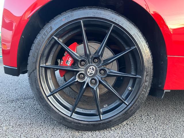 ＧＲヤリス ＲＺ　ハイパフォーマンス　ファースト　エディション　走行８５００キロ台　モリゾーサイン入りフロントガラス　マーブル柄カーボンルーフ　クスコＦタワーバー　ＨＫＳ左右出しマフラー　セーフティセンス　ＬＥＤヘッド　純正ナビ　バックカメラ　前後ドラレコ　ＥＴＣ（48枚目）