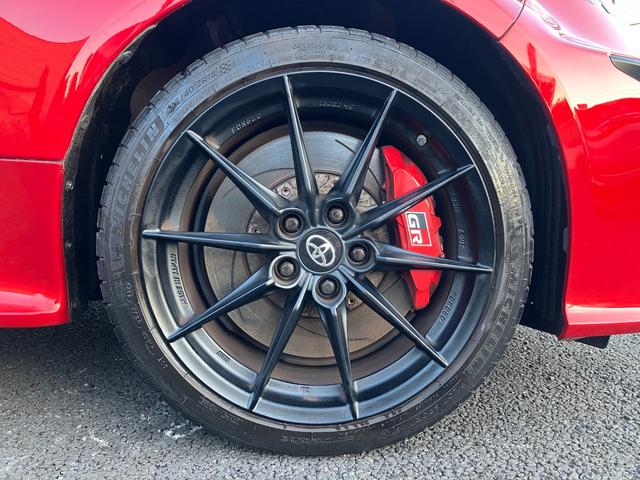 ＧＲヤリス ＲＺ　ハイパフォーマンス　ファースト　エディション　走行８５００キロ台　モリゾーサイン入りフロントガラス　マーブル柄カーボンルーフ　クスコＦタワーバー　ＨＫＳ左右出しマフラー　セーフティセンス　ＬＥＤヘッド　純正ナビ　バックカメラ　前後ドラレコ　ＥＴＣ（50枚目）