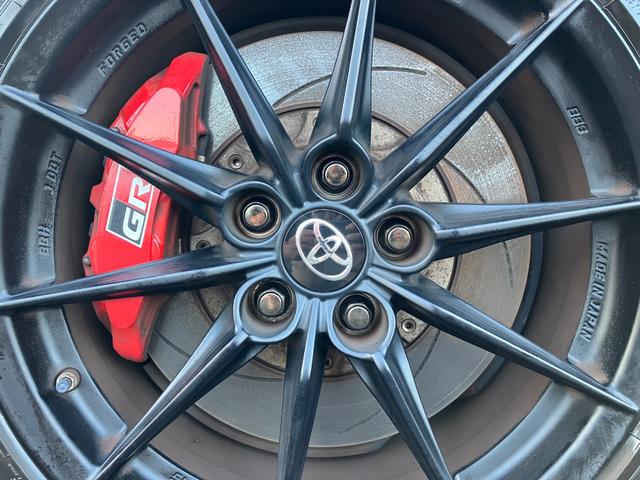 ＧＲヤリス ＲＺ　ハイパフォーマンス　ファースト　エディション　走行８５００キロ台　モリゾーサイン入りフロントガラス　マーブル柄カーボンルーフ　クスコＦタワーバー　ＨＫＳ左右出しマフラー　セーフティセンス　ＬＥＤヘッド　純正ナビ　バックカメラ　前後ドラレコ　ＥＴＣ（52枚目）