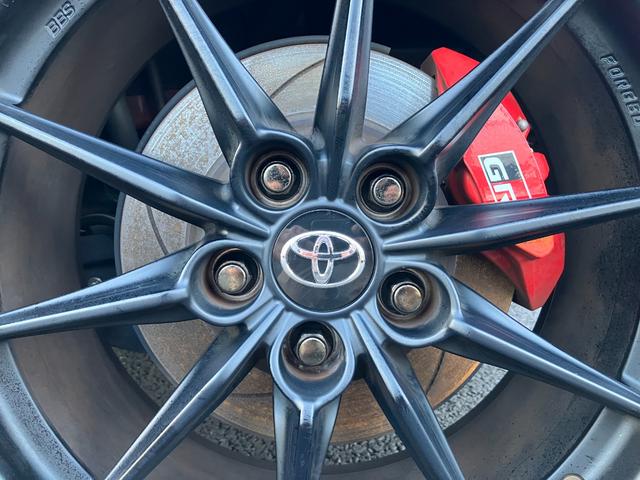 ＧＲヤリス ＲＺ　ハイパフォーマンス　ファースト　エディション　走行８５００キロ台　モリゾーサイン入りフロントガラス　マーブル柄カーボンルーフ　クスコＦタワーバー　ＨＫＳ左右出しマフラー　セーフティセンス　ＬＥＤヘッド　純正ナビ　バックカメラ　前後ドラレコ　ＥＴＣ（55枚目）