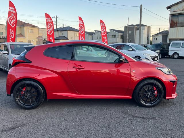 ＧＲヤリス ＲＺ　ハイパフォーマンス　ファースト　エディション　走行８５００キロ台　モリゾーサイン入りフロントガラス　マーブル柄カーボンルーフ　クスコＦタワーバー　ＨＫＳ左右出しマフラー　セーフティセンス　ＬＥＤヘッド　純正ナビ　バックカメラ　前後ドラレコ　ＥＴＣ（77枚目）