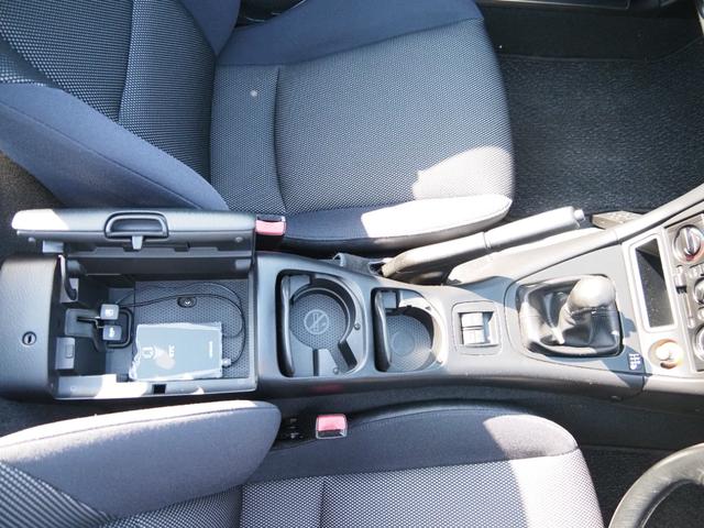 センターコンソールも傷みらしいものはありません、シートの白い部分は撮影時のノイズです