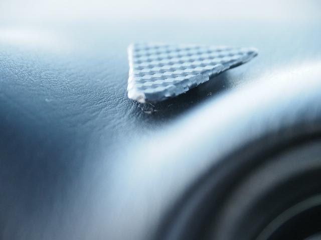 インパネ中央部にわずかなへこみがあるため、こちらのパーツで隠しています