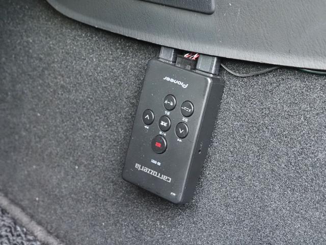 カロッツェリアのドラレコの操作パネルが助手席足元にあります