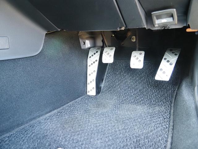 正規オプションのアルミペダルを装着しています