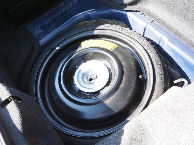 トランク内スペアタイヤ