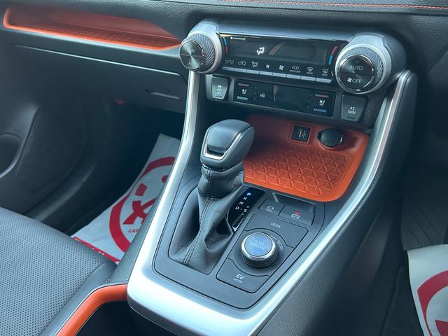 ＲＡＶ４ ハイブリッドアドベンチャー　パノラマムーンルーフ　デジタルインナーミラー　純正ＳＤナビ　バックモニター　シートヒーター　ワンオーナー　スマートキー２つ（11枚目）