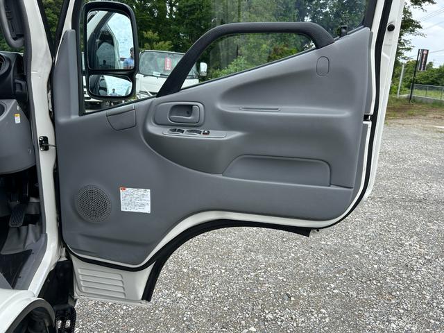 デュトロ 　１年保証付き　２ｔ　全低床　パワーゲート　ＡＴ車　ディーゼルターボ　荷台内寸　長さ３０６０ｍｍ　幅１６００ｍｍ　ＴＶ　ＥＴＣ　Ｂｌｕｅｔｏｏｔｈ接続　電動格納ミラー　２トン　２トントラック　ＰＧ　垂直（9枚目）
