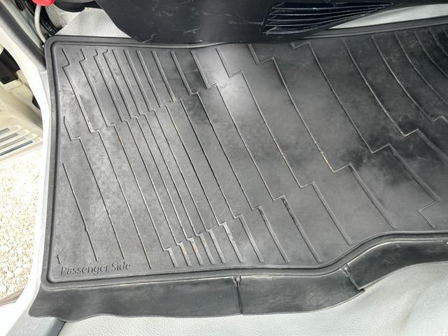 デュトロ 　１年保証付き　２ｔ　全低床　パワーゲート　ＡＴ車　ディーゼルターボ　荷台内寸　長さ３０６０ｍｍ　幅１６００ｍｍ　ＴＶ　ＥＴＣ　Ｂｌｕｅｔｏｏｔｈ接続　電動格納ミラー　２トン　２トントラック　ＰＧ　垂直（35枚目）