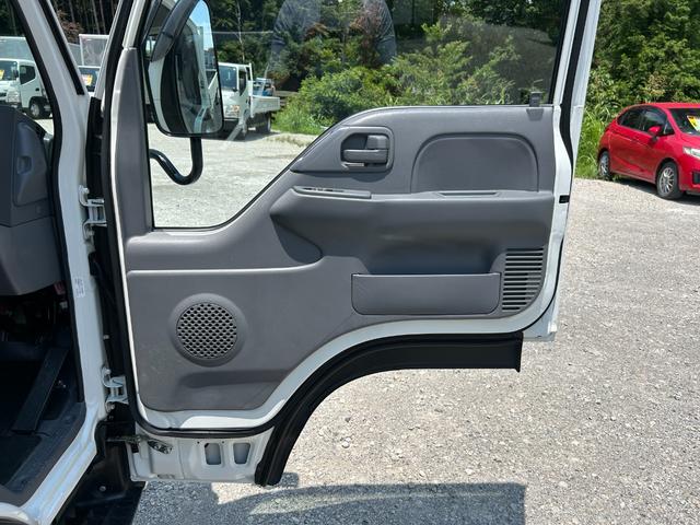 エルフトラック フラットロー　１．５ｔ　ＡＴ車　ディーゼルターボ　荷台内寸　長さ３０７０ｍｍ　幅１６００ｍｍ　ナビ　ＥＴＣ　バックカメラ　ドライブレコーダー　３人乗り　１．５トン　１．５トントラック　平ボディ　アイドリングストップ（9枚目）