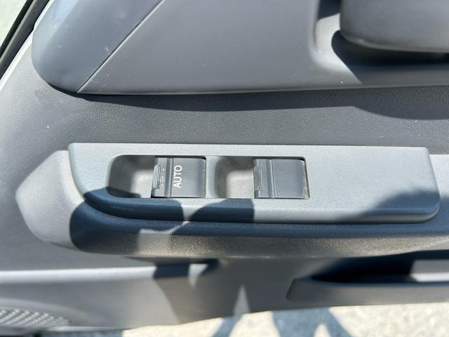 エルフトラック フラットロー　１．５ｔ　ＡＴ車　ディーゼルターボ　荷台内寸　長さ３０７０ｍｍ　幅１６００ｍｍ　ナビ　ＥＴＣ　バックカメラ　ドライブレコーダー　３人乗り　１．５トン　１．５トントラック　平ボディ　アイドリングストップ（10枚目）