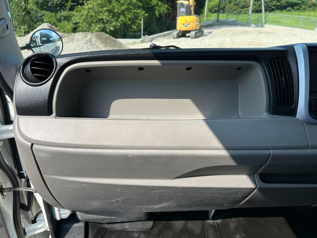キャンター ワイドキャブロング全低床　１年保証付き　４ｔ　ＡＴ車　ディーゼルターボ　荷台内寸　長さ４３５０ｍｍ　幅２０８０ｍｍ　ＥＴＣ　坂道発進補助装置　荷台鉄板張り　工具箱　キーレス　４トン　４トントラック　ワイドロング　ワイド　ロング（31枚目）