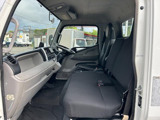 キャンター ワイドキャブロング全低床　１年保証付　４ｔ　ＡＴ車　荷台内寸　長さ４３５０ｍｍ　幅２０８０ｍｍ　ナビ　ＴＶ　ＥＴＣ　Ｂｌｕｅｔｏｏｔｈ接続　坂道発進補助装置　荷台鉄板張　工具箱　４トン　４トントラック　ワイドロング　ディーゼル（33枚目）