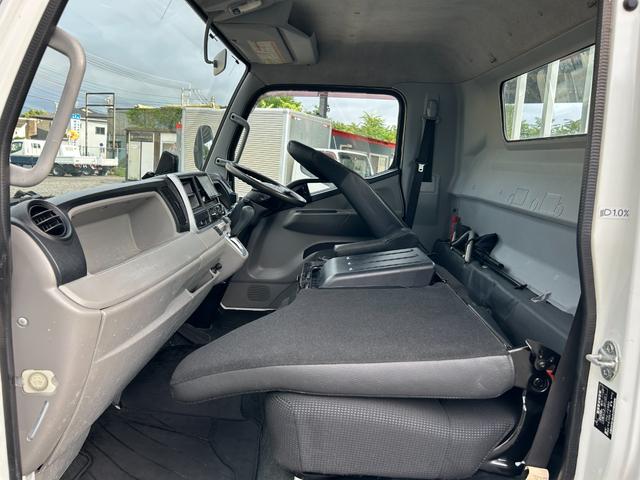 キャンター ワイドキャブロング全低床　１年保証付　４ｔ　ＡＴ車　荷台内寸　長さ４３５０ｍｍ　幅２０８０ｍｍ　ナビ　ＴＶ　ＥＴＣ　Ｂｌｕｅｔｏｏｔｈ接続　坂道発進補助装置　荷台鉄板張　工具箱　４トン　４トントラック　ワイドロング　ディーゼル（39枚目）