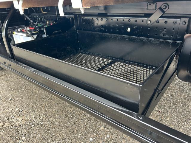 キャンター ワイドキャブロング全低床　１年保証付　４ｔ　ＡＴ車　荷台内寸　長さ４３５０ｍｍ　幅２０８０ｍｍ　ナビ　ＴＶ　ＥＴＣ　Ｂｌｕｅｔｏｏｔｈ接続　坂道発進補助装置　荷台鉄板張　工具箱　４トン　４トントラック　ワイドロング　ディーゼル（64枚目）