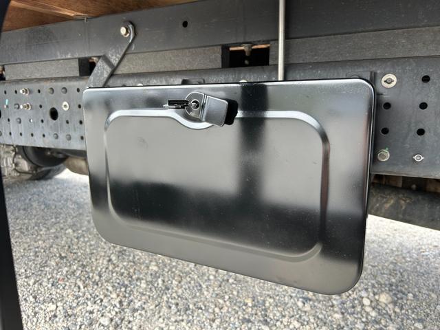 キャンター ロング　４ｔ　ＡＴ車　ディーゼルターボ　荷台内寸長さ４３５０ｍｍ　幅１７９０ｍｍ　荷台鉄板張り　ＥＴＣ　電動格納ミラー　ドライブレコーダー付き　キーレス　４トン　４トントラック　４トンロング　坂道発進補助装置（67枚目）