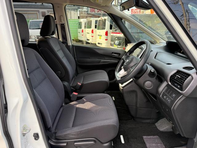 セレナ Ｘ　Ｖセレクション　１年保証付き　禁煙車　後席モニター　アラウンドビューモニター　両側パワースライドドア　ナビ　ＴＶ　ＥＴＣ　Ｂｌｕｅｔｏｏｔｈ接続　バックカメラ　オートクルーズコントロール　ハイブリッド　ファミリーカー（12枚目）