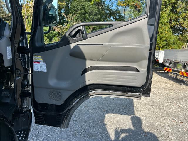 キャンター 全低床ダンプ　１年保証付き　２ｔ　強化ダンプ　ＭＴ車　電動格納ミラー　コボレーン　荷台内寸　長さ３０５０ｍｍ　幅１５９０ｍｍ　フロントフォグランプ　２トン　２トンダンプ　２ｔダンプ　ディーゼルターボ　横滑り防止装置（9枚目）