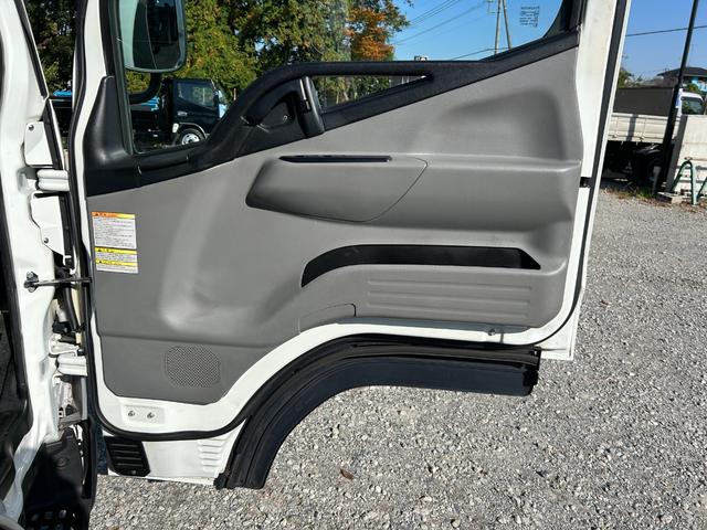 キャンター 全低床　１年保証付き　禁煙車　２ｔ　ＡＴ車　ディーゼルターボ　電動格納ミラー　荷台内寸　長さ３１００ｍｍ　幅１６００ｍｍ　荷台木製　坂道発進補助装置付　２トン　２トントラック　標準　平ボディ　荷台鉄板張り可能（9枚目）