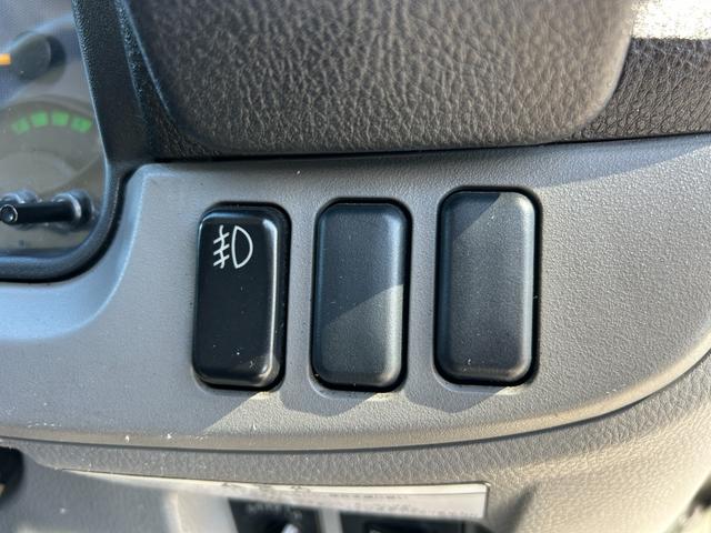 キャンター 全低床　１年保証付き　禁煙車　２ｔ　ＡＴ車　ディーゼルターボ　電動格納ミラー　荷台内寸　長さ３１００ｍｍ　幅１６００ｍｍ　荷台木製　坂道発進補助装置付　２トン　２トントラック　標準　平ボディ　荷台鉄板張り可能（17枚目）