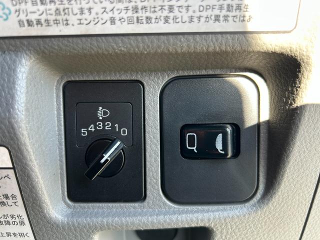 キャンター 全低床　１年保証付き　禁煙車　２ｔ　ＡＴ車　ディーゼルターボ　電動格納ミラー　荷台内寸　長さ３１００ｍｍ　幅１６００ｍｍ　荷台木製　坂道発進補助装置付　２トン　２トントラック　標準　平ボディ　荷台鉄板張り可能（18枚目）