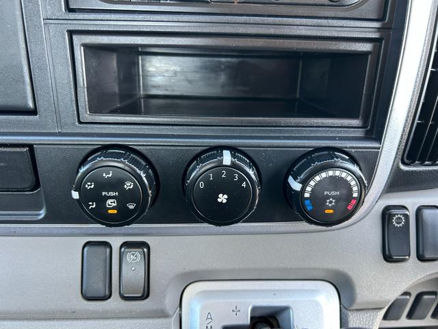 キャンター 全低床　１年保証付き　禁煙車　２ｔ　ＡＴ車　ディーゼルターボ　電動格納ミラー　荷台内寸　長さ３１００ｍｍ　幅１６００ｍｍ　荷台木製　坂道発進補助装置付　２トン　２トントラック　標準　平ボディ　荷台鉄板張り可能（23枚目）