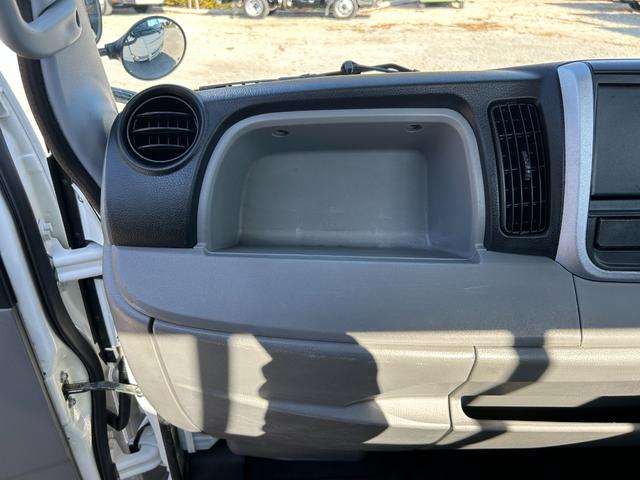 キャンター 全低床　１年保証付き　禁煙車　２ｔ　ＡＴ車　ディーゼルターボ　電動格納ミラー　荷台内寸　長さ３１００ｍｍ　幅１６００ｍｍ　荷台木製　坂道発進補助装置付　２トン　２トントラック　標準　平ボディ　荷台鉄板張り可能（37枚目）