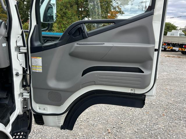 キャンター 全低床　１年保証付き　２ｔ　ＡＴ車　ディーゼルターボ　電動格納ミラー　荷台内寸長さ３１００ｍｍ　幅１６００ｍｍ　ナビ　ＴＶ　ＥＴＣ　坂道発進補助装置付　２トン　２トントラック　平ボディ　荷台鉄板張り　キーレス（9枚目）