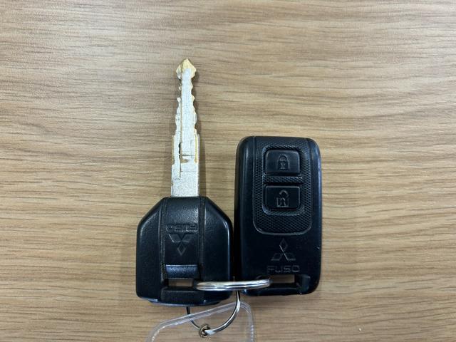 キャンター 全低床　１年保証付き　２ｔ　ＡＴ車　ディーゼルターボ　電動格納ミラー　荷台内寸長さ３１００ｍｍ　幅１６００ｍｍ　ナビ　ＴＶ　ＥＴＣ　坂道発進補助装置付　２トン　２トントラック　平ボディ　荷台鉄板張り　キーレス（51枚目）