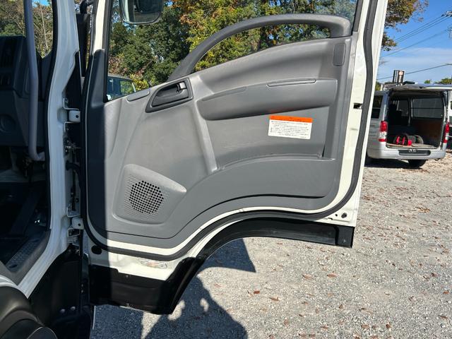 フォワード 　１年保証付き　４ｔ　ワイドロング　全低床　ＭＴ車　ワンオーナー　荷台内寸　長さ４２４０ｍｍ　幅２１５０ｍｍ　荷台鉄板張り　電動格納ミラー（9枚目）