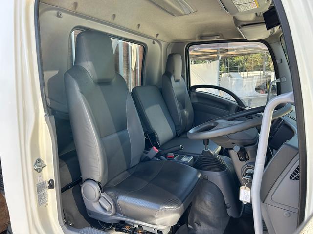 フォワード 　１年保証付き　４ｔ　ワイドロング　全低床　ＭＴ車　ワンオーナー　荷台内寸　長さ４２４０ｍｍ　幅２１５０ｍｍ　荷台鉄板張り　電動格納ミラー（11枚目）