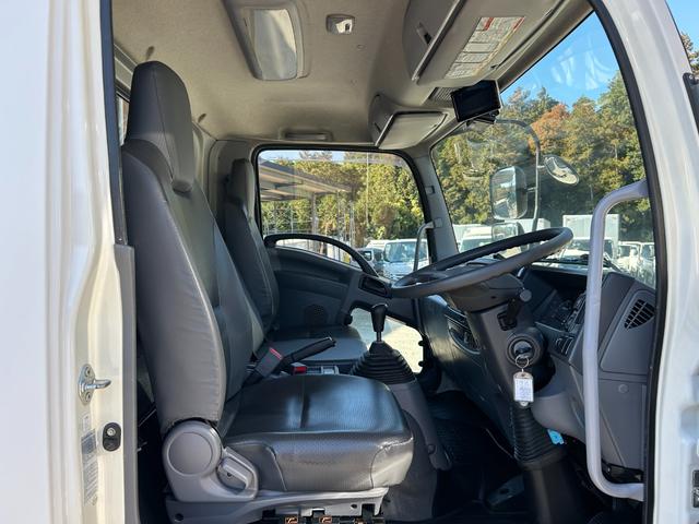 フォワード 　１年保証付き　４ｔ　ワイドロング　全低床　ＭＴ車　ワンオーナー　荷台内寸　長さ４２４０ｍｍ　幅２１５０ｍｍ　荷台鉄板張り　電動格納ミラー（12枚目）