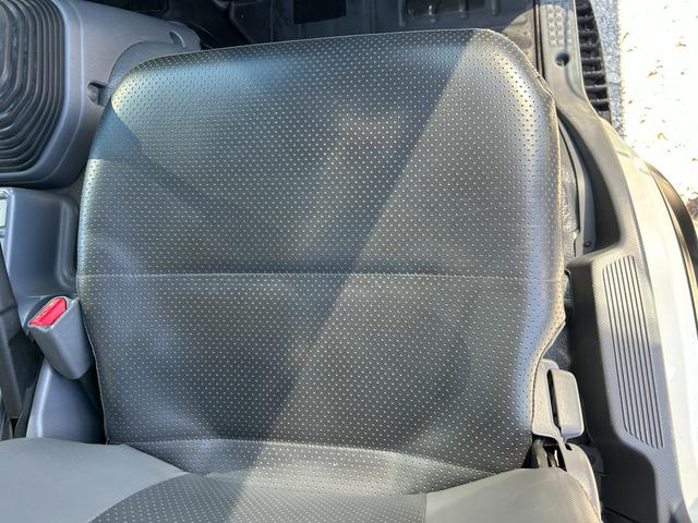 フォワード 　１年保証付き　４ｔ　ワイドロング　全低床　ＭＴ車　ワンオーナー　荷台内寸　長さ４２４０ｍｍ　幅２１５０ｍｍ　荷台鉄板張り　電動格納ミラー（26枚目）