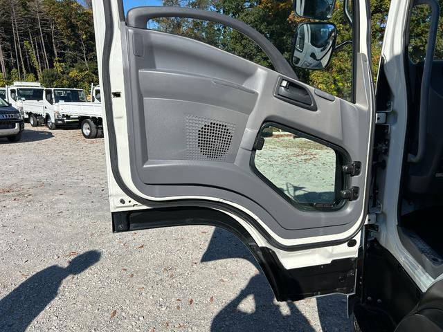 フォワード 　１年保証付き　４ｔ　ワイドロング　全低床　ＭＴ車　ワンオーナー　荷台内寸　長さ４２４０ｍｍ　幅２１５０ｍｍ　荷台鉄板張り　電動格納ミラー（28枚目）