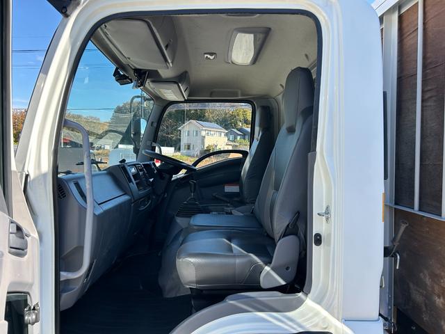 フォワード 　１年保証付き　４ｔ　ワイドロング　全低床　ＭＴ車　ワンオーナー　荷台内寸　長さ４２４０ｍｍ　幅２１５０ｍｍ　荷台鉄板張り　電動格納ミラー（29枚目）