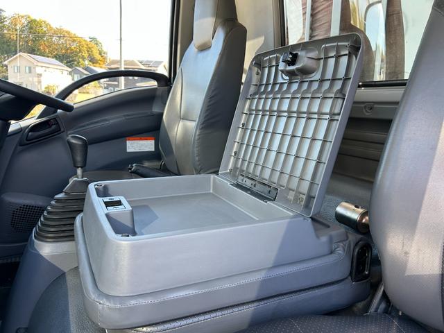 フォワード 　１年保証付き　４ｔ　ワイドロング　全低床　ＭＴ車　ワンオーナー　荷台内寸　長さ４２４０ｍｍ　幅２１５０ｍｍ　荷台鉄板張り　電動格納ミラー（30枚目）
