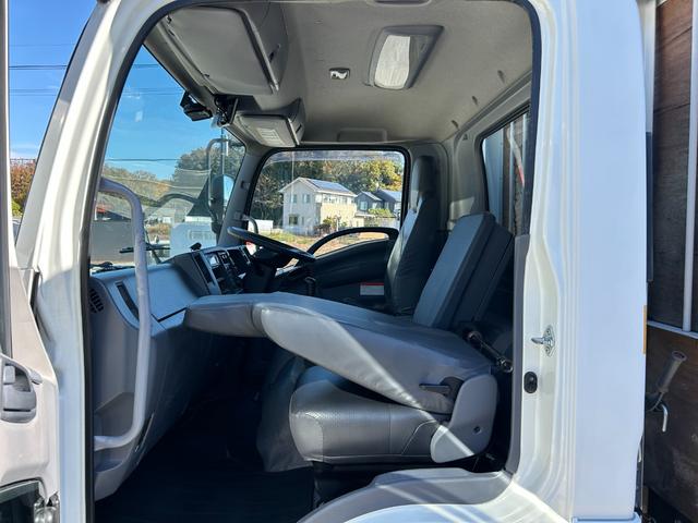 フォワード 　１年保証付き　４ｔ　ワイドロング　全低床　ＭＴ車　ワンオーナー　荷台内寸　長さ４２４０ｍｍ　幅２１５０ｍｍ　荷台鉄板張り　電動格納ミラー（31枚目）