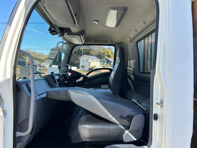 フォワード 　１年保証付き　４ｔ　ワイドロング　全低床　ＭＴ車　ワンオーナー　荷台内寸　長さ４２４０ｍｍ　幅２１５０ｍｍ　荷台鉄板張り　電動格納ミラー（32枚目）