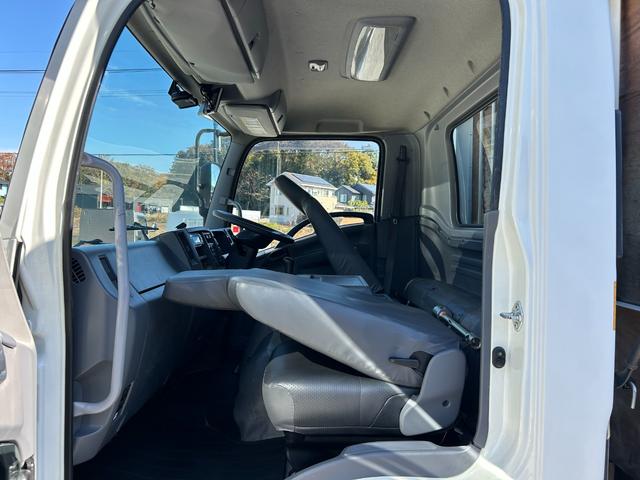 フォワード 　１年保証付き　４ｔ　ワイドロング　全低床　ＭＴ車　ワンオーナー　荷台内寸　長さ４２４０ｍｍ　幅２１５０ｍｍ　荷台鉄板張り　電動格納ミラー（33枚目）