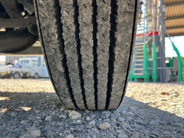 フォワード 　１年保証付き　４ｔ　ワイドロング　全低床　ＭＴ車　ワンオーナー　荷台内寸　長さ４２４０ｍｍ　幅２１５０ｍｍ　荷台鉄板張り　電動格納ミラー（49枚目）