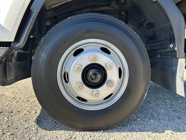 フォワード 　１年保証付き　４ｔ　ワイドロング　全低床　ＭＴ車　ワンオーナー　荷台内寸　長さ４２４０ｍｍ　幅２１５０ｍｍ　荷台鉄板張り　電動格納ミラー（54枚目）