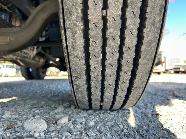 フォワード 　１年保証付き　４ｔ　ワイドロング　全低床　ＭＴ車　ワンオーナー　荷台内寸　長さ４２４０ｍｍ　幅２１５０ｍｍ　荷台鉄板張り　電動格納ミラー（55枚目）