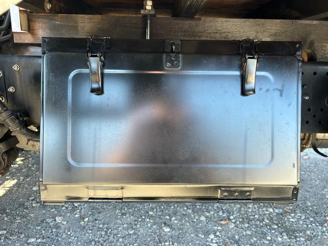 フォワード 　１年保証付き　４ｔ　ワイドロング　全低床　ＭＴ車　ワンオーナー　荷台内寸　長さ４２４０ｍｍ　幅２１５０ｍｍ　荷台鉄板張り　電動格納ミラー（58枚目）