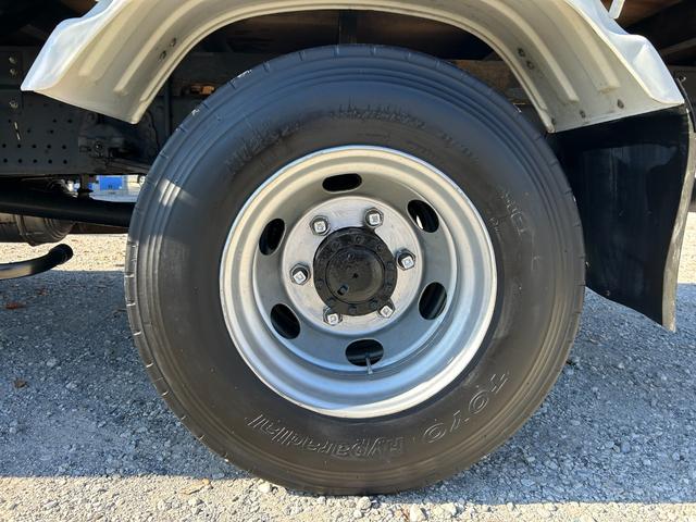 フォワード 　１年保証付き　４ｔ　ワイドロング　全低床　ＭＴ車　ワンオーナー　荷台内寸　長さ４２４０ｍｍ　幅２１５０ｍｍ　荷台鉄板張り　電動格納ミラー（62枚目）